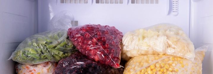 Gefrorenes Obst und Gemüse in Beuteln im Gefrierfach